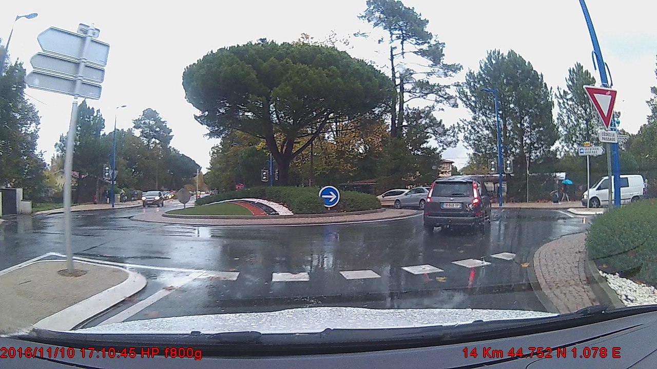 Garée en plein rond point lycée andernos