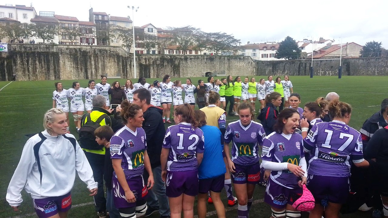 Le chant de la victoire des Baionako-Neskak de l'ASB après leur 7e victoire en 7 matchs contre Villelonguet (41-8)