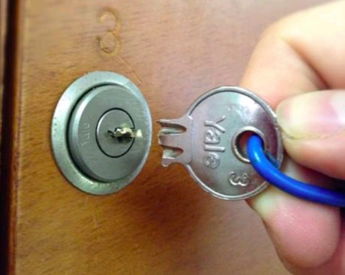 TUTO clé cassée dans la serrure comment enlever une clé cassée - Vidéo  Dailymotion
