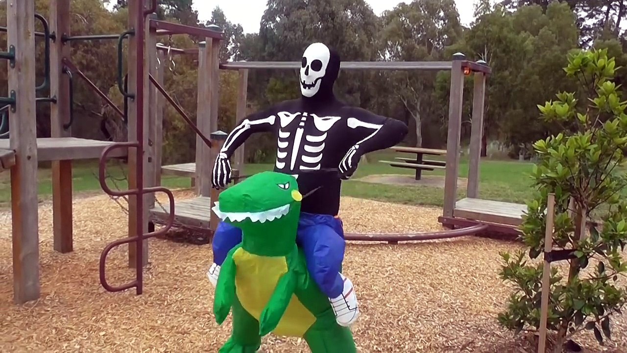 Spidergirl Vs İskelet Man Vs T-Rex Superhero Eğlence Oyun Savaş IRL!