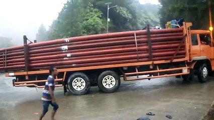 mengerikan fuso nyaris mundur di tanjakan dan tikungan tajam