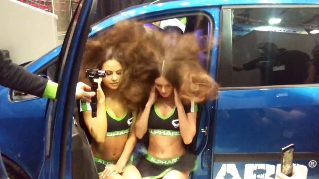 Ces 2 belles hotesses se font recoiffer par les infra basses de la sono d'une voiture