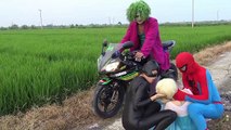 Moto crash Frozen Elsa Spiderman rob Joker moto Fun Superhero movie real life Catwomen Hair
