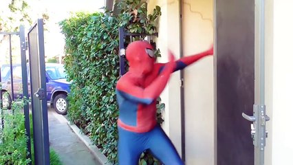 Çirkin Dondurulmuş Elsa Aşk bulur! Örümcek Adam Vs Joker Vs Maleficent