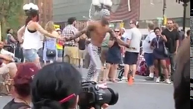 Ceea ce FACE acest bărbat cu FEMEIA din imagini o să-ți ridice pulsul. Nu mi-a venit să cred când am văzut!