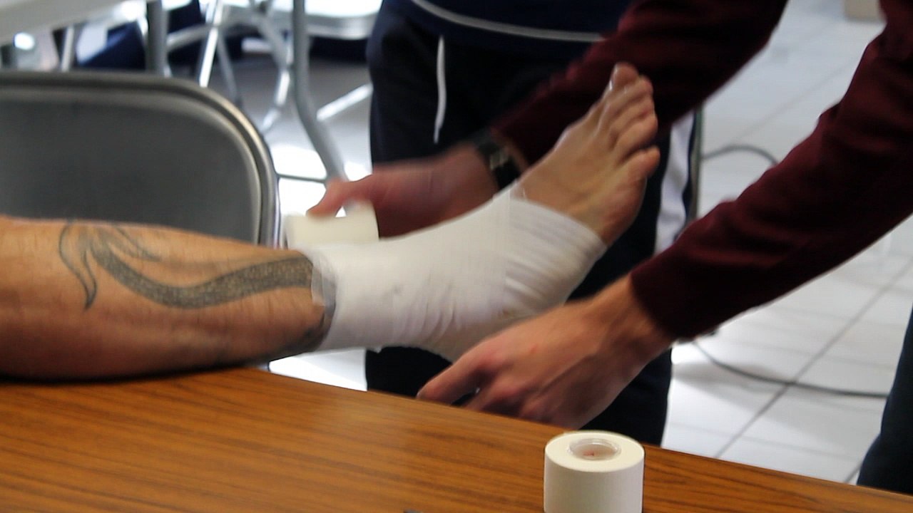 Savoir strapper une cheville (démo avec une bande fictive, utiliser une bande élastique)