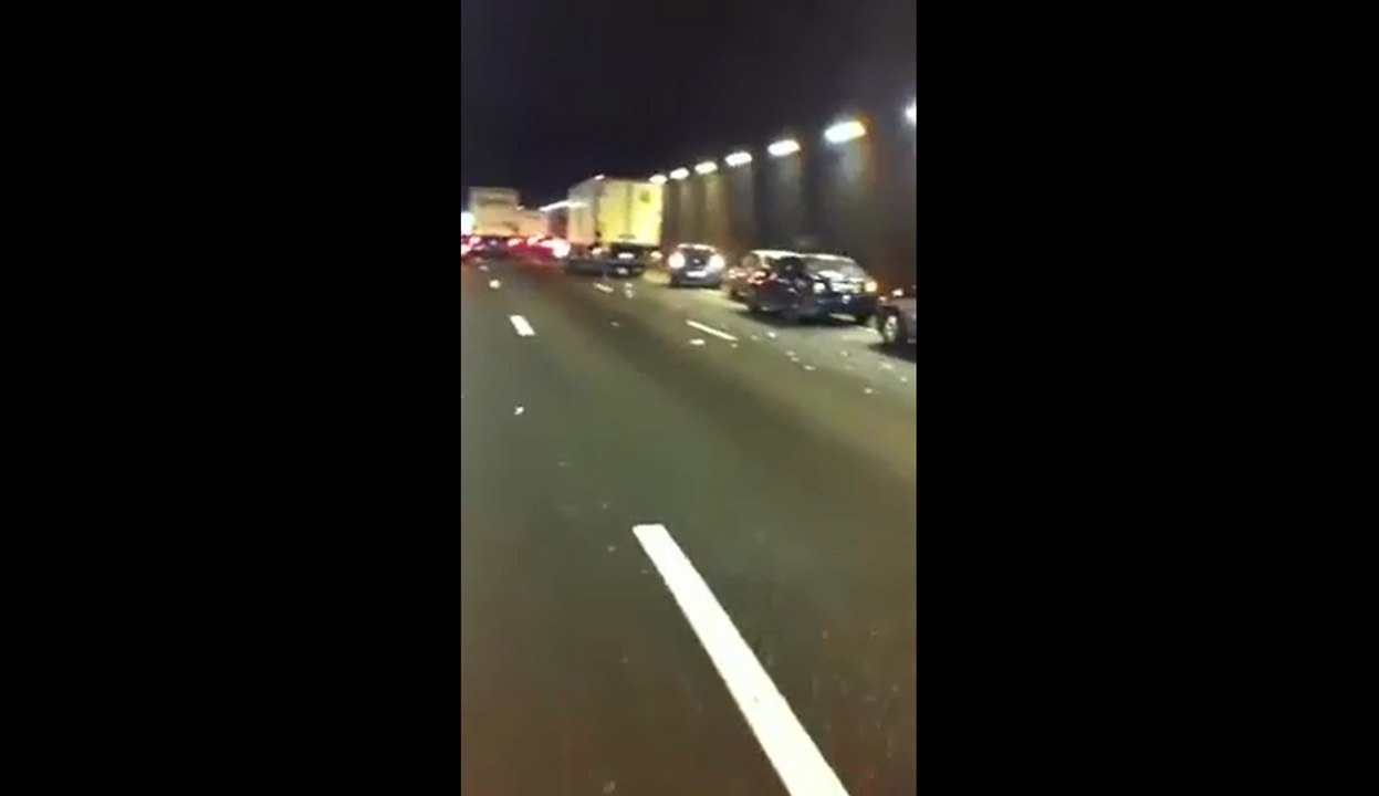Un poids lourd percute plusieurs voitures dans un tunnel.