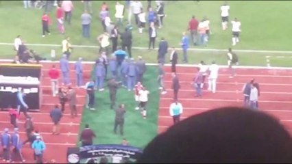 احتفال الحضرى بالفوز على غانا بالرقص على العارضة