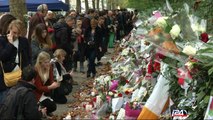 الرئيس الفرنسي فرانسوا هولاند يزيح الستار عن لوحة تذكارية بمناسبة مرور عام على هجمات باريس
