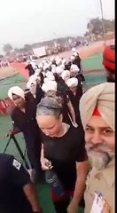 ਗੋਰਿਆ ਦੇ ਬੱਚੇ ਸਿੱਖੀ ਰੂਪ ਚ । ਆਪਣੇ ਕੇਸ ਕਟਾਈ ਜਾਦੇ ਆ