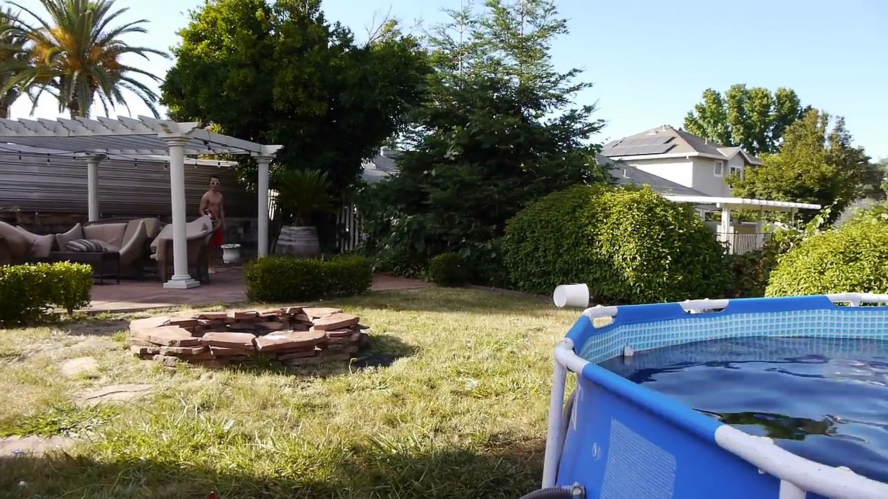 A luat 3000 de sticle cu COLA și a umplut o PISCINĂ. Nu mi-a venit să cred când am văzut ce a urmat să se întâmple!