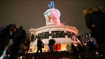 Una misa y velas para homenajear a las víctimas de los atentados de París