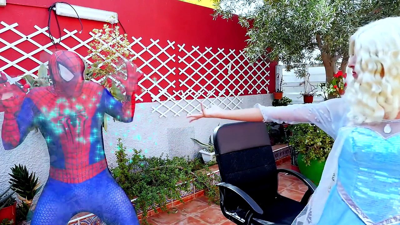 Spiderman vs Maleficent! Frozen Elsa get her hair cut! Pink Spidergirl - Fun Superhero in Real life