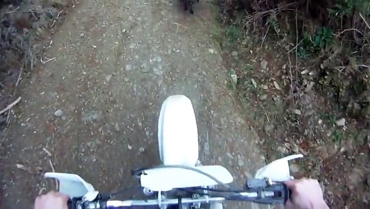 Il se fait charger par un bouc en pleine montagne ! Sa réaction est terrible !