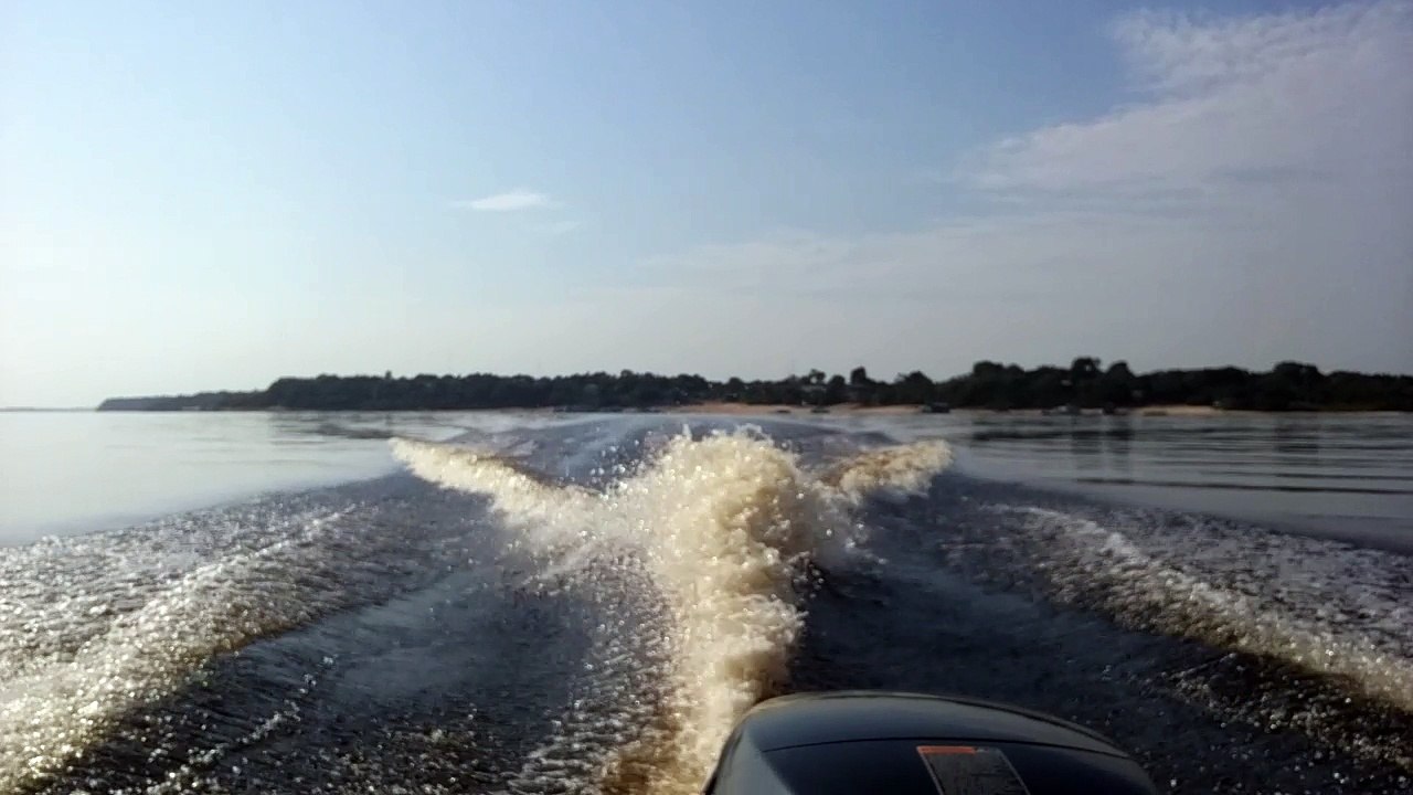 Im Tiefflug über den Rio Negro