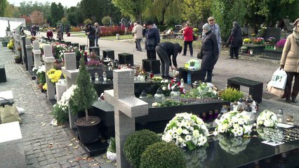 Families divided as Poland exhumes victims of 2010 crash