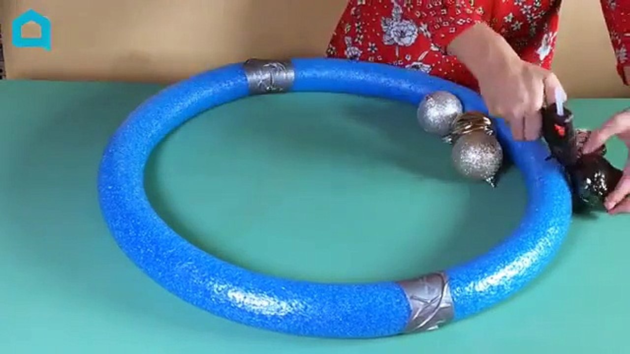 Regardez ce que vous pouvez faire en collant deux frites de piscine ensemble !! On veut absolument faire ça pour Noël !