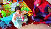 O VAMPIRA Elsa Frozen na cadeia! VS Doctor w Spiderman Preto Spiderman pequeno Hulk brinquedos!