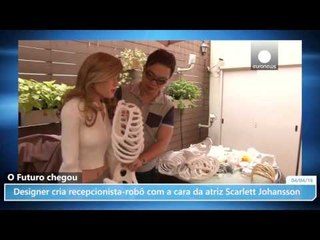 Designer cria recepcionista robô com a cara da atriz Scarlett Johansson