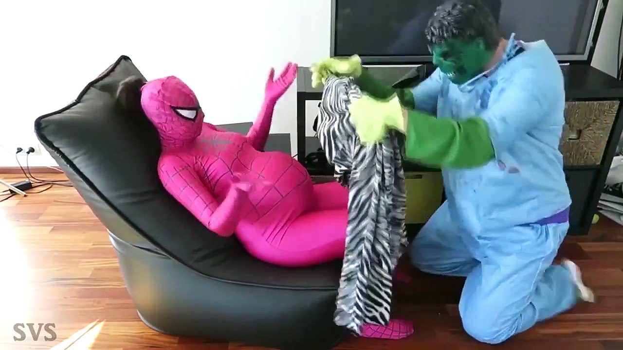 PREGNANT FROZEN ELSA vs PREGNANT PINK SPIDERGIRL vs SPIDERMAN Mermaid Twin Babies Superhero IRL!