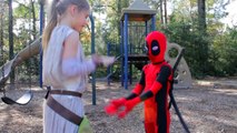 Real Life Deadpool vs küçük Heroes Yeni STAR WARS Rey | Eğitim Episode 2 | SuperHeroKids