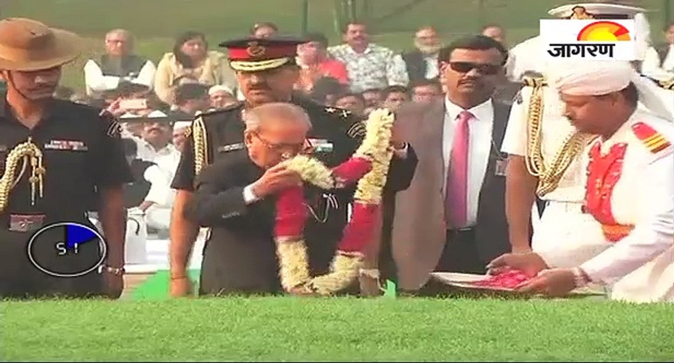 नेहरू को राष्‍ट्रपति समेत कई नेताओं ने दी श्रद्...