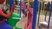 Spiderman & T Rex Vs Pembe Spidergirl & Unicorn! Superhero Fun Bahçesi Yarış IRL!