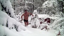 Ce fou se roule sans habits dans la première neige en Norvège