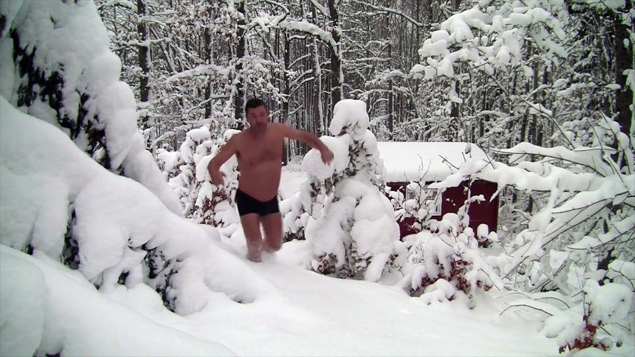 Ce fou se roule sans habits dans la première neige en Norvège