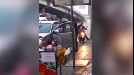 Elle menace son mari ivre avec une machette... RENTRE !