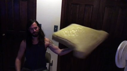 Il sait tout faire tourner sur son doigt même une chaise pliante