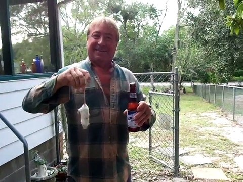 Il décapsule sa bière en utilisant son aigle... La classe!