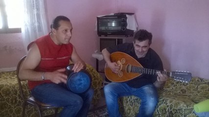 musique kabyle hocine yahiatene . nordine yahiaoui derbouka.nekyedem (musique kabyle.)
