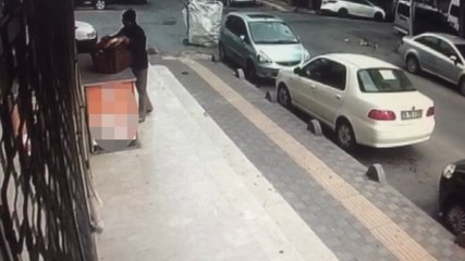 Kağıt toplayıcısı gencin ekmek hırsızlığı kamerada