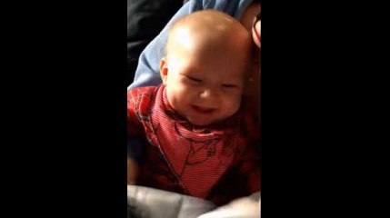 Il en faut peu pour être heureux... la preuve avec cet adorable bébé !