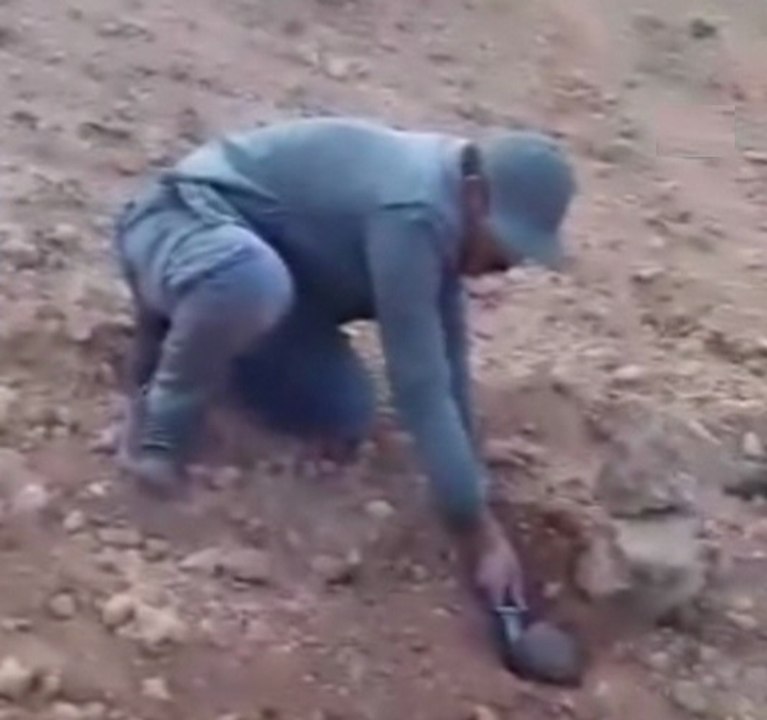 ÖSO Komutanı mayını elleriyle çıkarttı