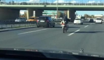Tehlikeli yolculuk kamerada:  Motosikleti, üzerine yatarak sürdü