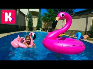 Катя купается в бассейне с ГИГАНТСКИМ Розовым Фламинго прыгаем в воду и стреляем из водных брызгалок