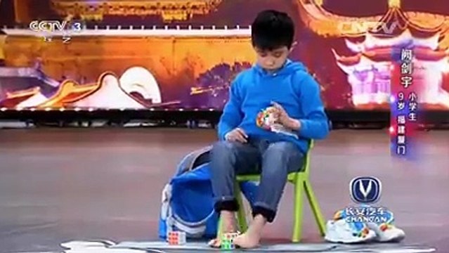 This 9 Year Old Chinese Boy Que Jianyu Uses His Hands And Feet Simultaneously To Solve A Rubiks Cube In Only 1 Minute 4