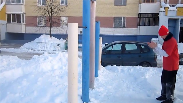 Cet abruti se met KO tout seul