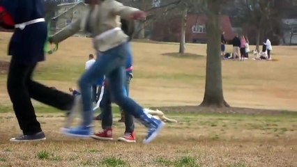Pour rester au parc, ce chien fait le mort devant son maître désespéré