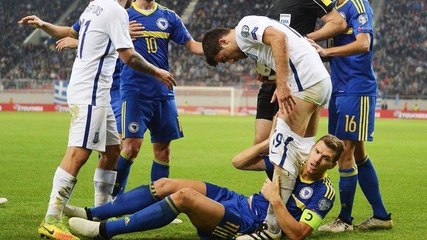 Edin Dzeko prend un carton rouge pour avoir baissé le shot de Papastathopoulos