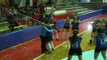 Voleybol maçında sürpriz evlilik teklifi