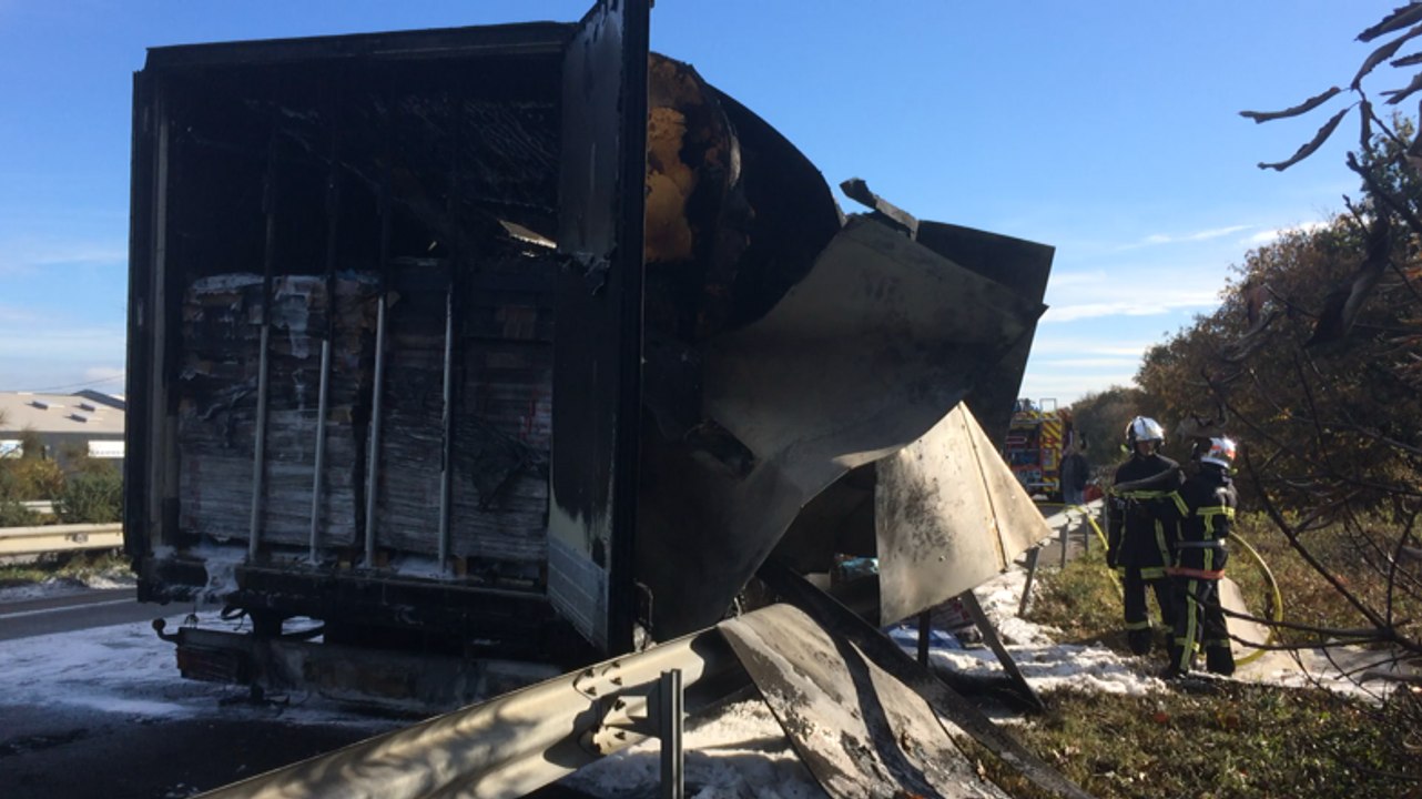 Un poids lourd prend feu sur la voie express