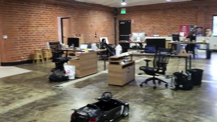 Il s’amuse à faire des drifts au bureau avec un go-kart