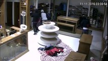 Des voleurs parfaitement organisés dévalisent un magasin en quelques secondes