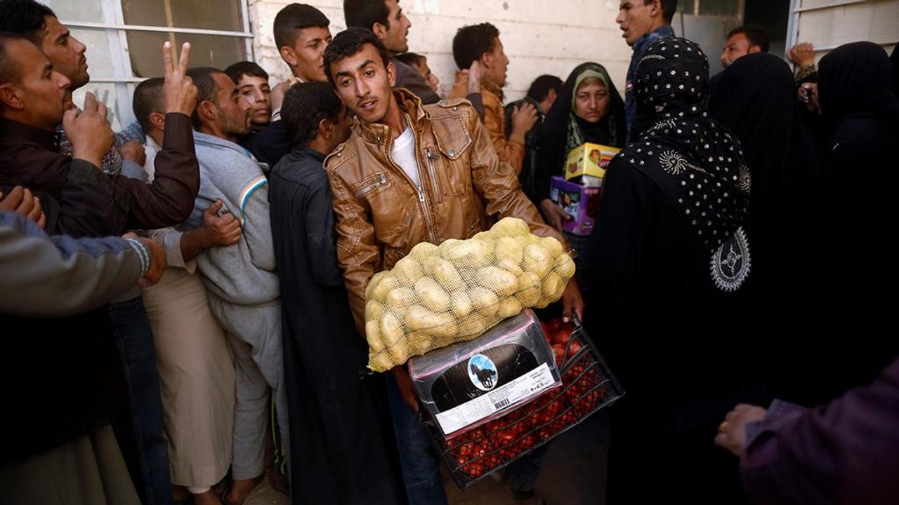 Food handouts for recently-returned Iraqis