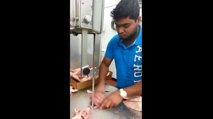 Un macelar taie pasarile cu o viteza impresionanta Vezi cum reuseste