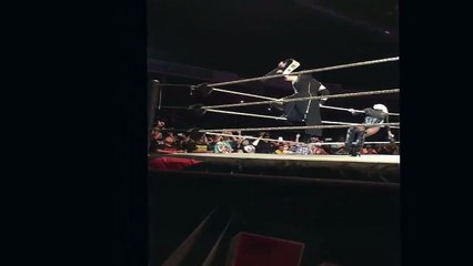 Kane chokeslams The Miz 2016