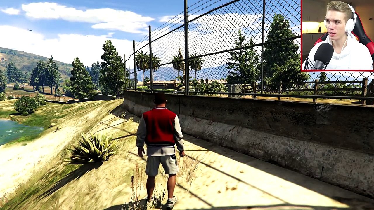 INCREDIBLE MOTORBIKE STUNT! - (GTA V Stunts & Fails)-MEU92yxwRiM